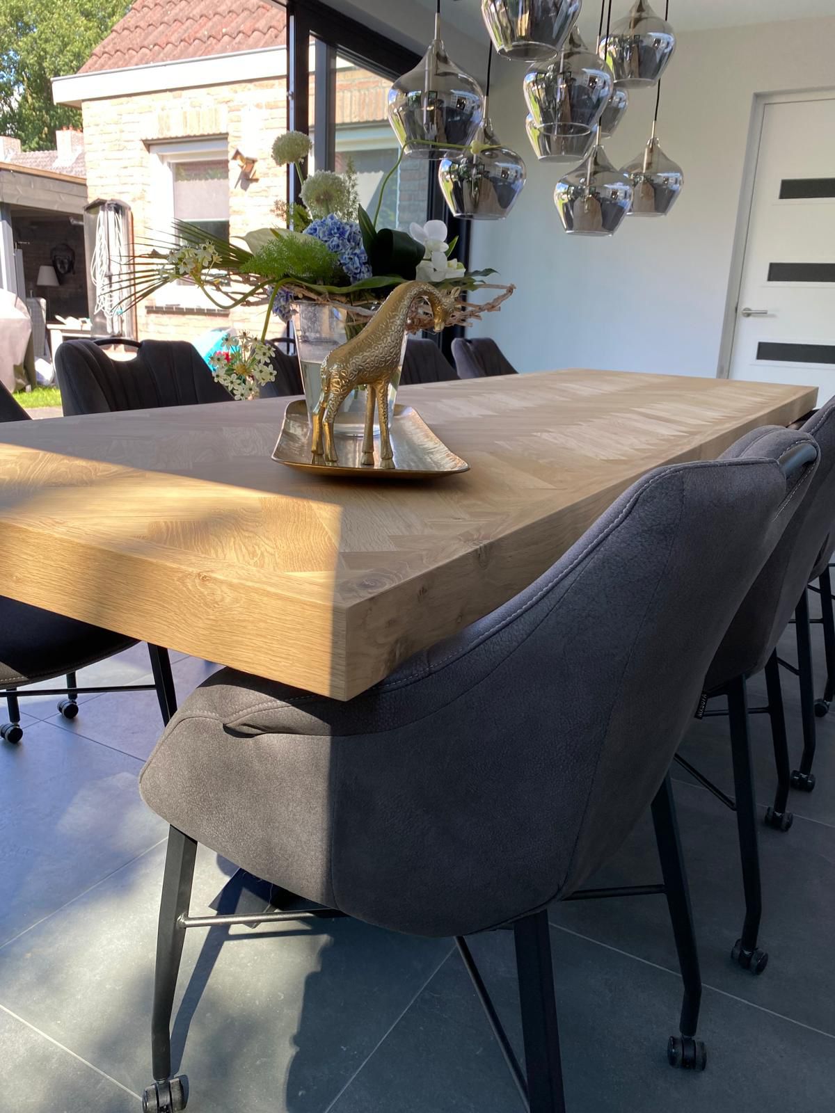 Massieve eiken eettafel met visgraat blad en moderne uitstraling