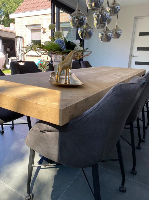 Massieve eiken eettafel met visgraat blad en moderne uitstraling