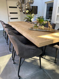 Massieve eiken eettafel met visgraat blad en moderne uitstraling