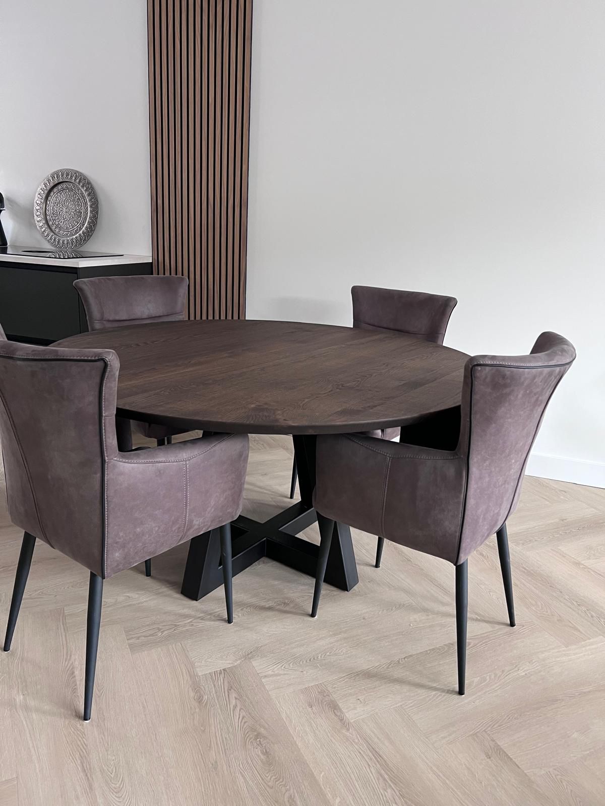 Ronde eettafel met stalen kruispoot en warme materialen