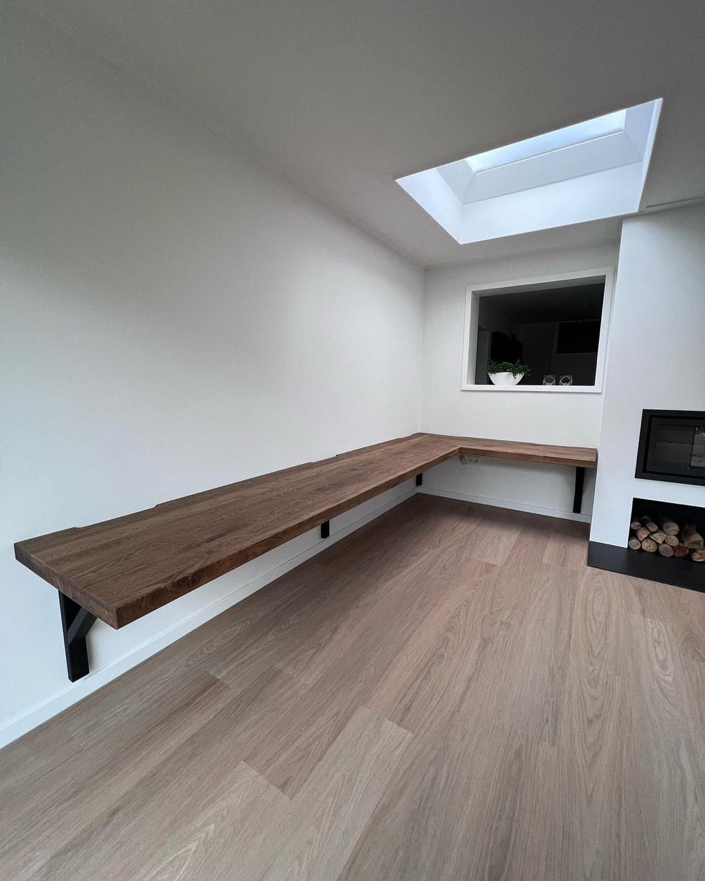 Maatwerk wandbureau met massief hout en stalen dragers