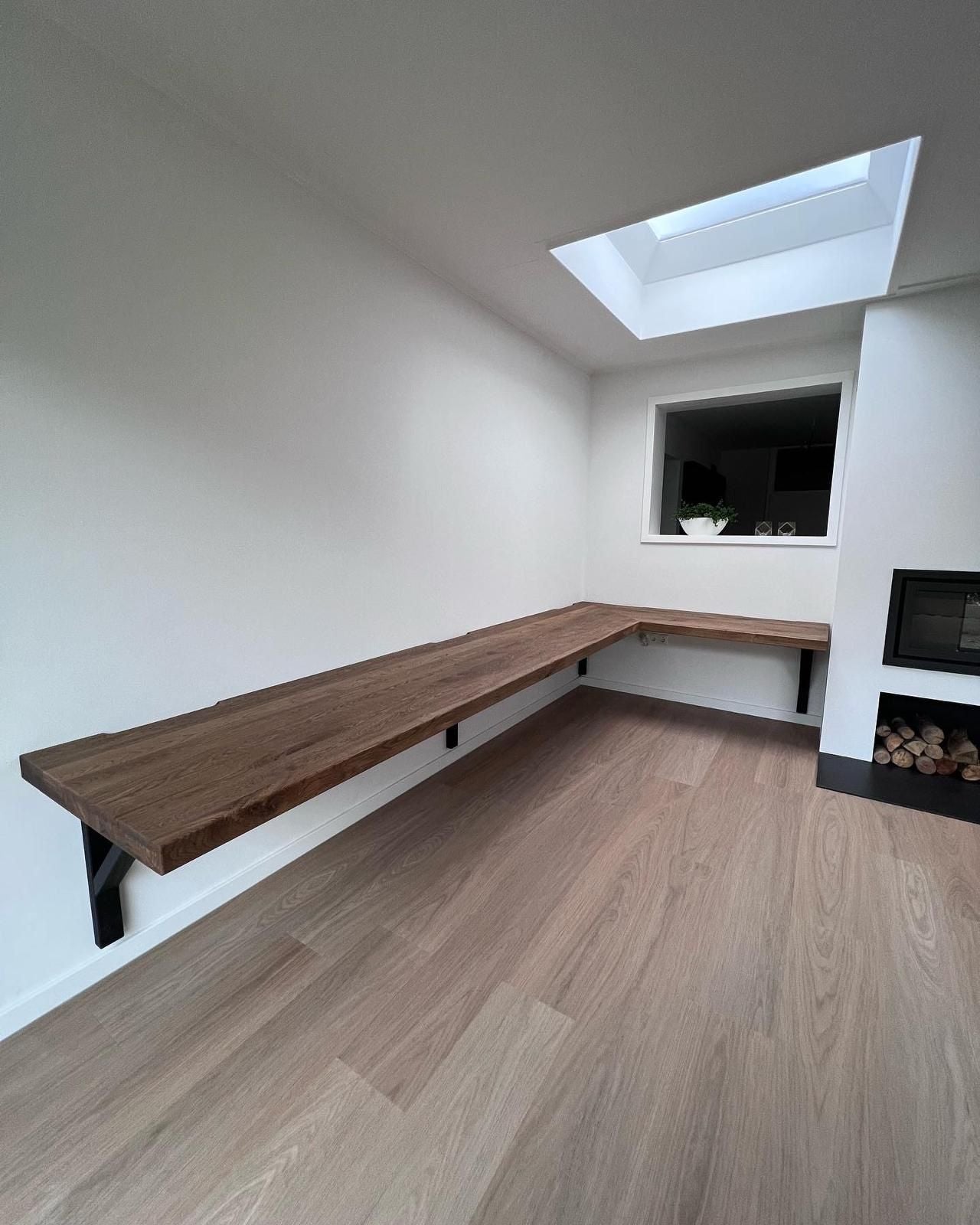 Maatwerk wandbureau met massief hout en stalen dragers