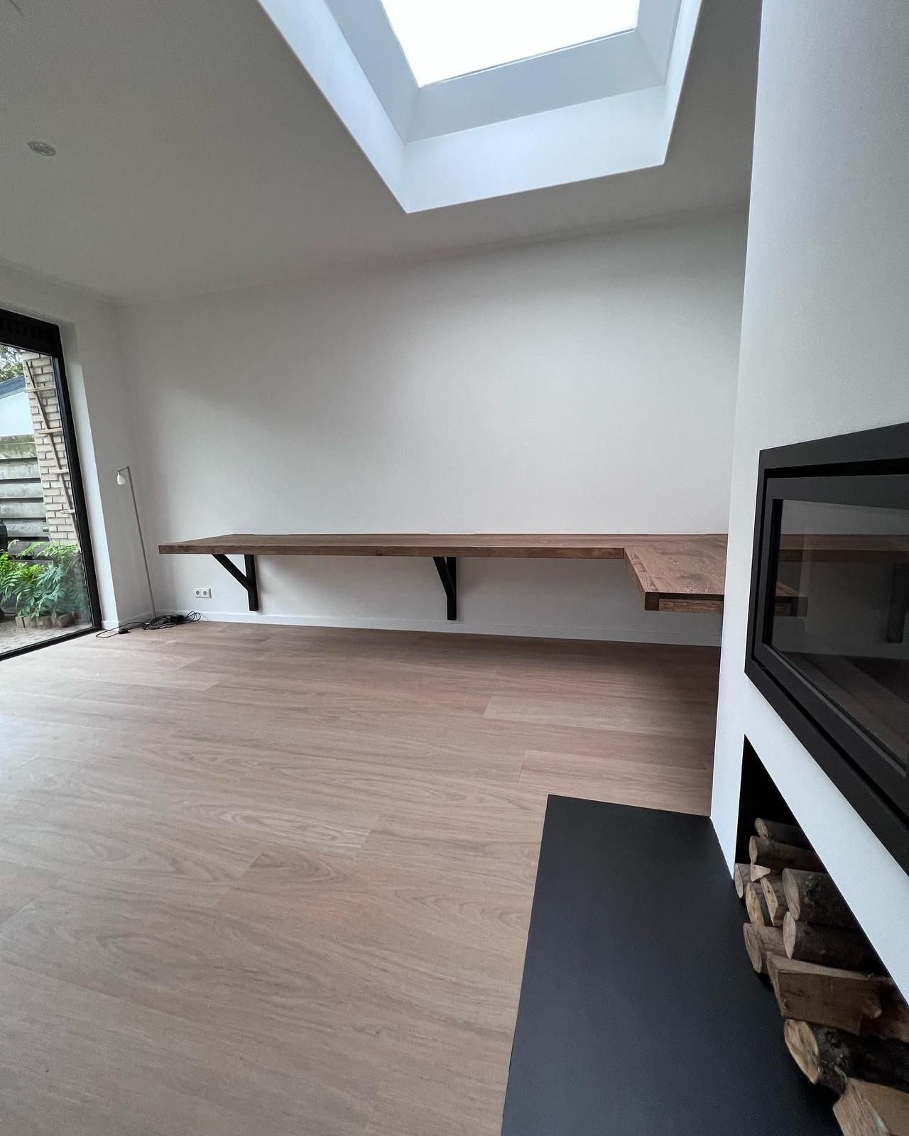 Maatwerk wandbureau met massief hout en stalen dragers