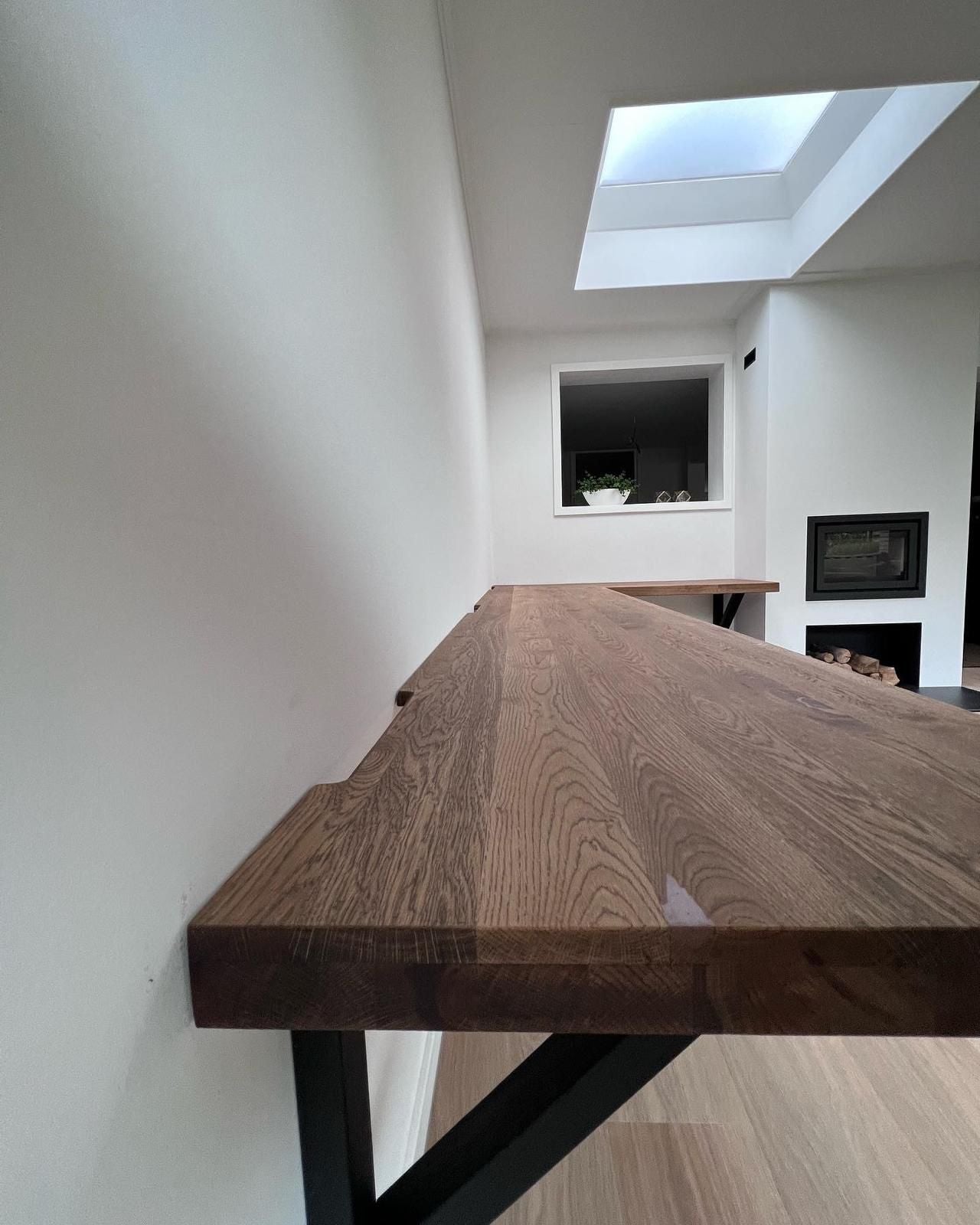 Maatwerk wandbureau met massief hout en stalen dragers