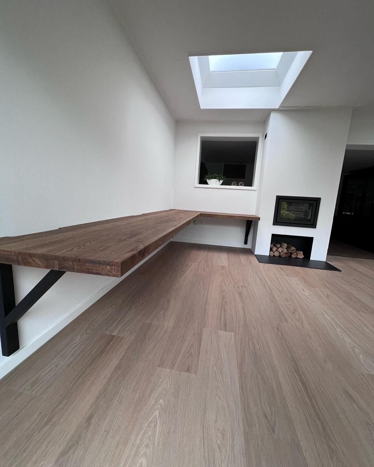 Maatwerk wandbureau met massief hout en stalen dragers