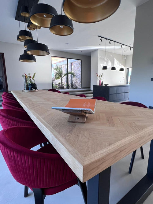 Luxe maatwerk eettafel met visgraat blad in moderne leefruimte