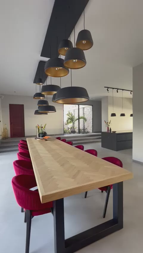 Luxe maatwerk eettafel met visgraat blad in moderne leefruimte